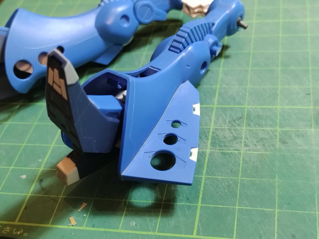 ヒールを5mmほど伸ばして、つま先をその分曲げてあります。ふくらはぎのヒレ?パーツの穴の縁に、目玉っぽい彫り込みを入れました。