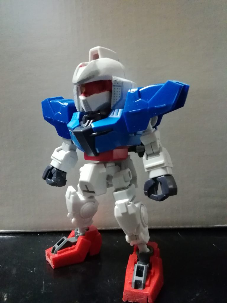 素体はSDCSアースリィガンダムです。他、ジャンクパーツにあったSDCSダブルオーダイバーの脚部やゼータの靴、BB戦士のエクシアから肩パーツ、バックパックの素材はSDCS陸ガンのものを使用しています。