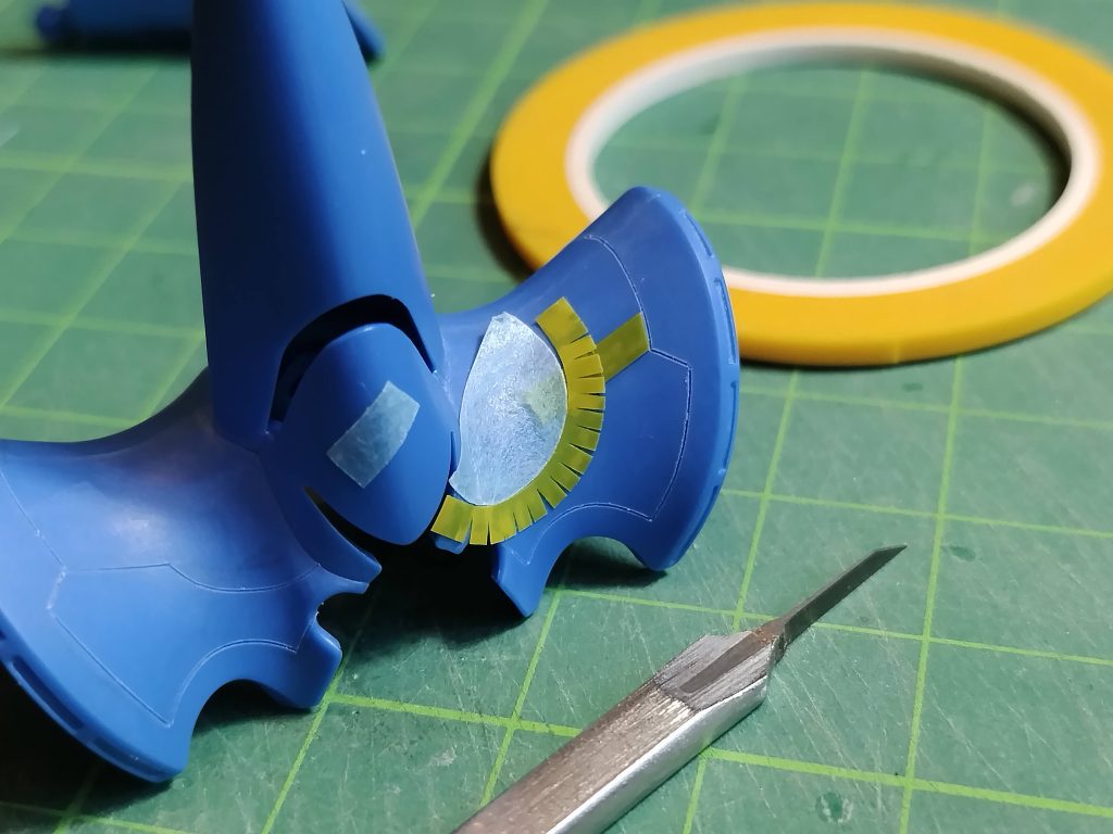 今回多用した曲線スジボリ。丸く切ったマスキングテープに、切れ込みを入れてヒダヒダにしたガイドテープを沿わして弧を描くようにしてみました。