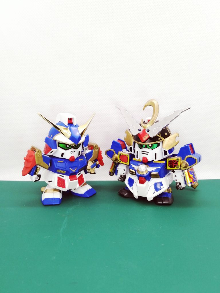 武者荒烈駆主と並べてみたの図。こうしてみると、似ているようであまり似てませんね（特に目のあたりが？）。むしろ兜的には、黒バージョンの荒烈駆主と比べた方が良かったかもしれません。