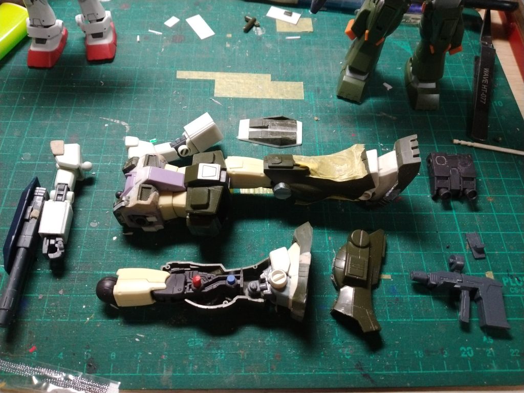 インターセプトの胴体部に旧キットを分解したパーツを貼り付け、ひざ下部分は旧キットの内部にインターセプトのフレームを入れてランナーで幅を合わせて接着。足首はNo21ガンダムの足首を使用しました。