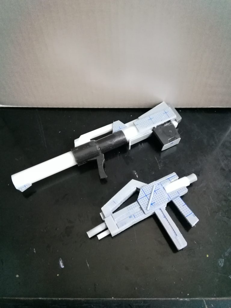 武装の製作中の様子です。バズーカは前述の通りです。弾倉にはSDCSザクのミサイルポッドを使いました。ライフルはプラ板やプラ棒を用いてのスクラッチビルドです。