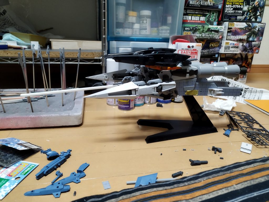 塗装前後方下部のブースターはスクラッチ。しかし絶望的にセンスも技術も足りません。初めて目盛り付きプラ板を使ったけど凄い便利ですね。ただ、サフを吹いたときに印刷された目盛りが少し浮いてしまうことに気づいてヤスリがけをしました…