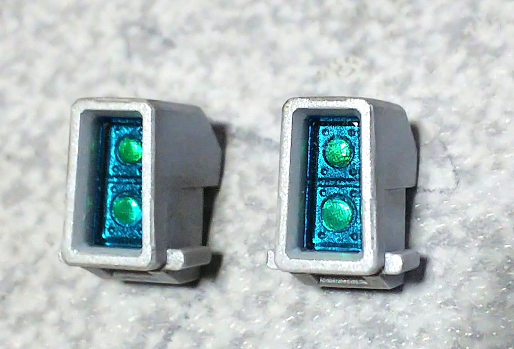 レールガンやビームライフルのセンサー部分にはメタリック3Dシールを貼るようになっているが、基部パーツのディテールが見えなくなるので、円形部分のみシールを貼り、ディテールを生かす。