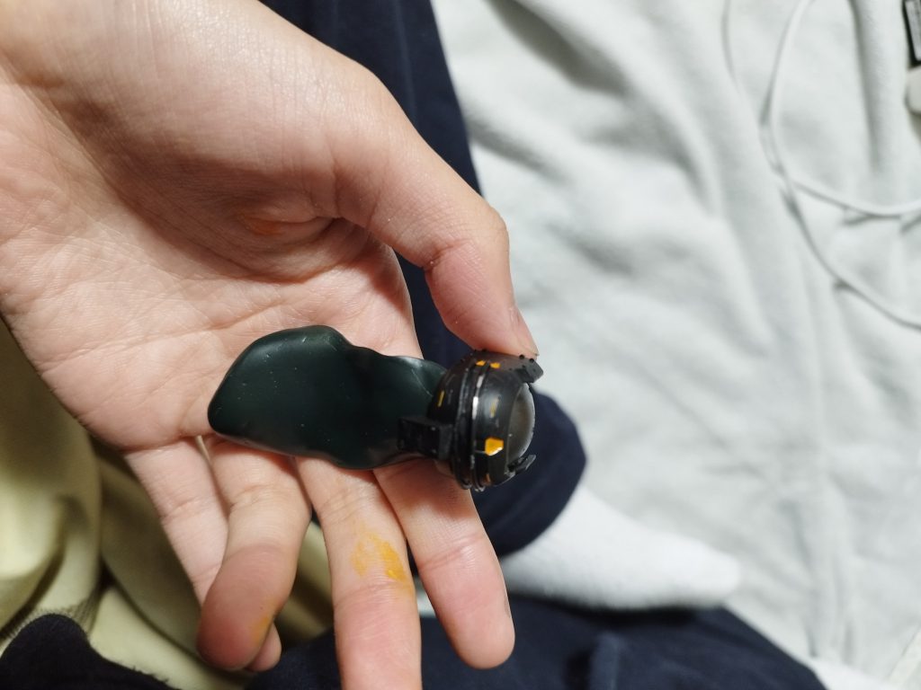 これは肩パーツの塗装後の様子です。色味は仮面ライダー4号をイメージしました。4号の色味と言うよりは4号の雰囲気を参考にしました。ファイズ大好きだからあの映画まじで泣きそうになった。武器の解説もしたかったですけどファイズの話がしたかったので削りました。あの武器柄の部分以外ぜんぶ自作なんです。俺すご。