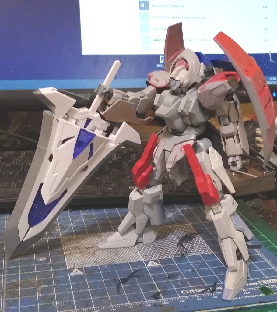 武器を作るのがめんどくさかったのでコトブキヤのナイトマスターソードを買ってきて持たせたのですが、ちょっと大きすぎました。