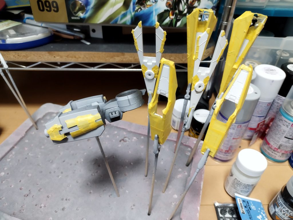 初めて大型キットを全塗装しかもクタン参型は塗り分けが多くて疲れました…本当はもっと武装盛り盛りにしたくて下部ブースターにはハードポイントをつくったのですが、本体の制作で力尽きました。少しずつ作っていきたいですね…