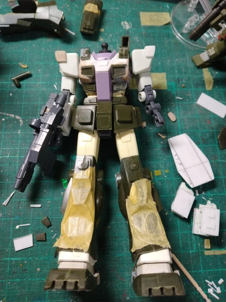 腕は、リバイブ版ガンダムにプラ板を貼り付けました。