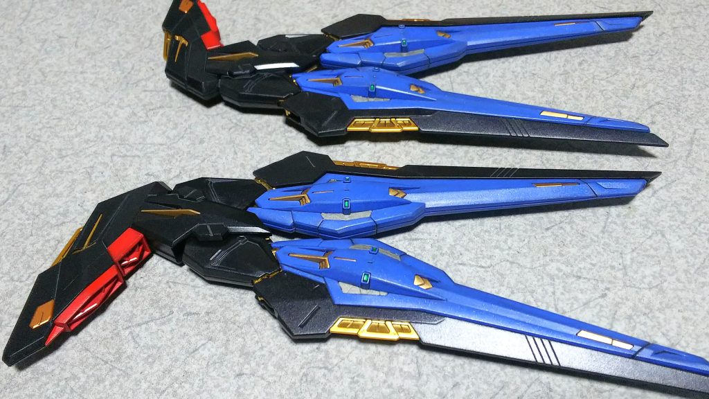 黒と青は、色の相性としてはあまり良くないと感じ、黒部分を青系(ディープメタリックブルー)、青部分を薄い青(MSライトブルー)にすることで、色の相性を近付けてみた。