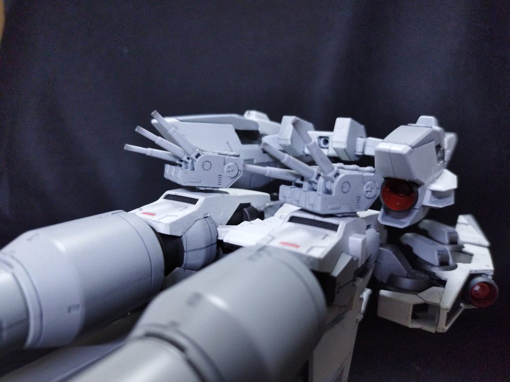 127mm3連装速射砲死角となる後方への牽制や対空防御など、幅広い用途に使用される。ナノラミネートアーマーを持たない機体に対しては十分な脅威となる。