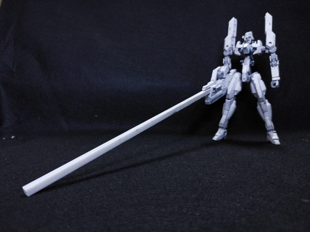 エイハブ粒子砲厄祭戦で試作された兵器。小惑星帯において発見された。圧縮したエイハブ粒子とエイハブ粒子が崩壊したγ線を同時に発射し、γナノラミネート反応によってナノラミネートアーマーを無効化しつつ、熱量で装甲を貫通する兵器。エイハブ粒子そのものを発射するため、使用時はエネルギー供給が不可能になり、別のエイハブリアクターが必要となる。戦艦の正面装甲すら長距離から貫通する貫徹力を誇るが、加害範囲が小さく、その長大さゆえに使い回しが悪く、性質上大量のγ線を撒き散らすため地球上で使用するには制約が多く、製造コストも莫大という欠点の多さから量産されなかった。