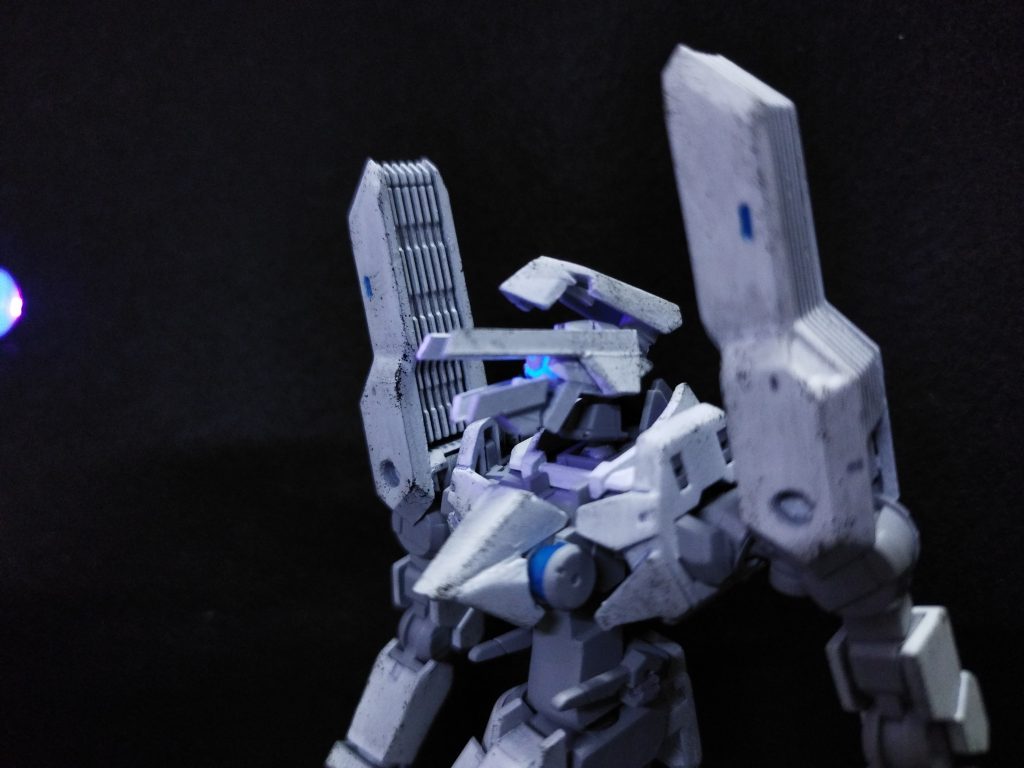 メインカメラヴァルキュリアフレームやグレイズフレームに見られる球体センサー。ここからビームは出ない。