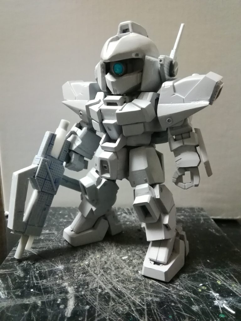 頭部のメインカメラはモノアイをゴーグルで隠しているようなスタイルにしました。ジェガンのパーツも多数流用されている設定らしいので、ジェガンに準じた構造かも?という妄想です(笑)