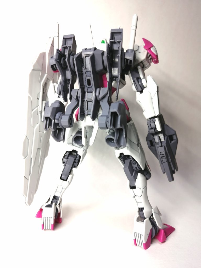 今回は初めての水星の魔女作品なので、スミ入れとつや消しトップコートのシンプル改修です。