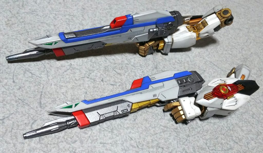 ビームライフルは、白と青が目立ちすぎている感じがしたので、白はグレー寄りのパールホワイト、青は上述のMSライトブルーにして、設定よりも落ち着いた印象にした。