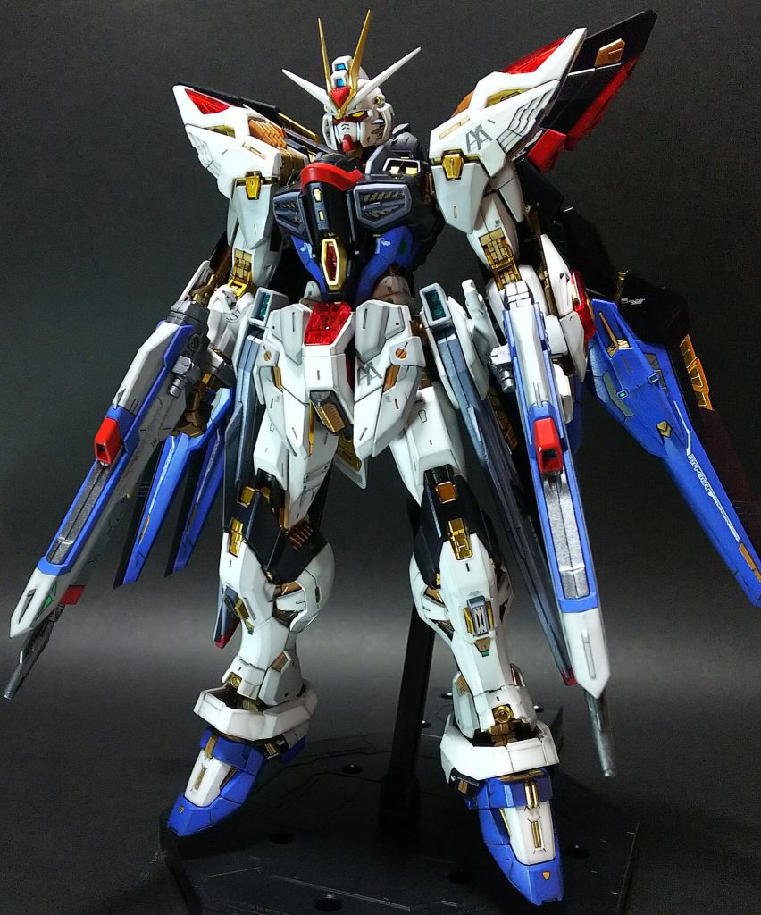 ゲート跡、パーティングライン、ヒケ等をペーパーがけで整え、ほぼストレートに組み立て。アンテナはシャープに。