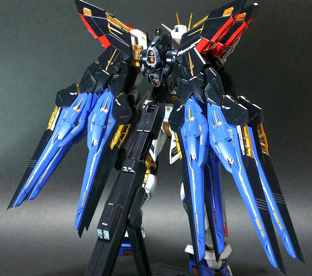 塗装はパール＆メタリックで統一。パールホワイト(下地はホワイトとグレーの２種)、MSライトブルー＋パールクリア(青部分)、パールライトブルー(レールガン等)、ディープメタリックブルー(黒部分)、ブライトマイカレッドを使用。