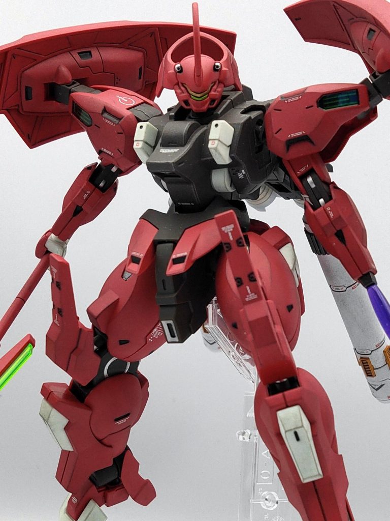 最後にアップで。アニメ本編3話の活躍のイメージが強く、この色以外想像出来ませんでしたので今回は部分塗装で作成しました。合わせ目がほぼ全て段落ちモールド化しており、組み立て自体も比較的簡単なのでとても作りやすいキットだと思います。ただ個人的に1番苦戦したのが胸部のクリアパーツをハメるところです。汚さないようにピンセットでつまんではめようとしたのですが、なかなか入らない上にどこまで押せば固定されるのか分からず、挙句の果てにガリッと傷付けてしまい発狂しました。ニトリルゴム手袋を使用して指でハメるのが良いかと思います。ご注意ください。アニメ2期でダリルバルデとグエルの活躍が描かれることを、そして彼の幸せを切に願っています。最後までご覧いただきありがとうございました。