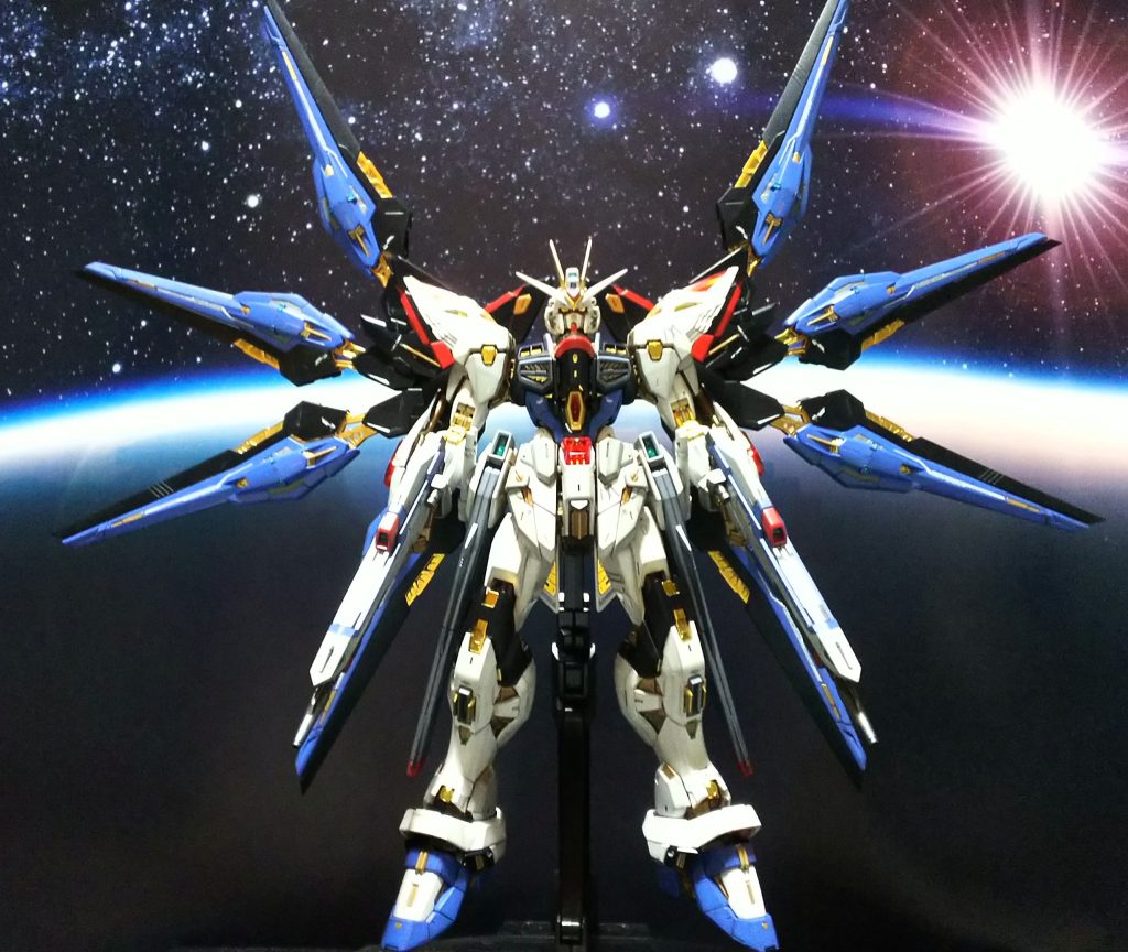 ウイング展開…迫力がさらに増す。重いウイングパーツでも、無理なく可動し、姿勢をしっかり保持できる。