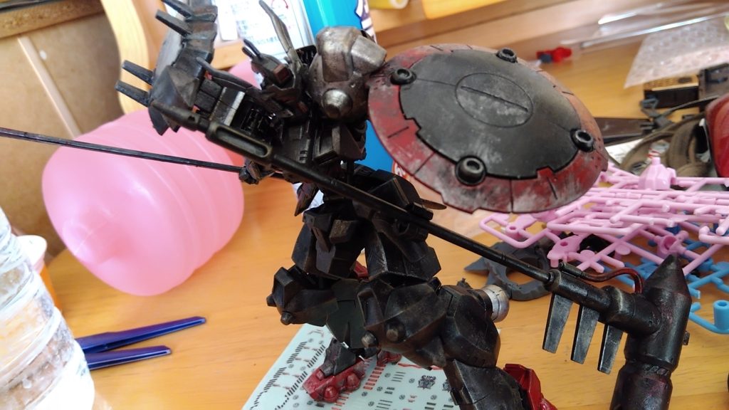 暗黒騎士……それでも、何処か、鉄血のマシンは細すぎるのを考えると、なんか、こうして作っているうちにゾンビのような感じだし、ちょっと暗黒騎士がゾンビになったら、こういう感じなんだろうなーと。仮組時は思ったので、今回の塗装はー屍と暗黒騎士が今回のイメージでござい。でも、何処か、吸血鬼のようにも見える。うん。それも悪くない。