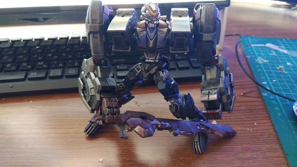 ついでにブレードはガンメタルでドライブラシした後に、クリアレッドとクリアディープレッドの二色でおおざっぱドライブラシ。