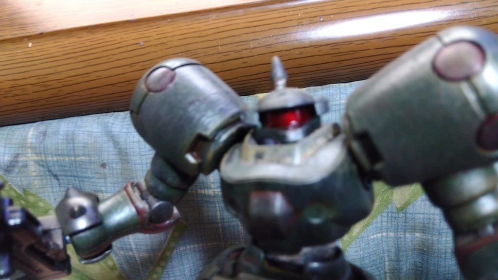 だから、カメラの部分、目玉じゃなくて、まずはバイザータイプに変更したり……