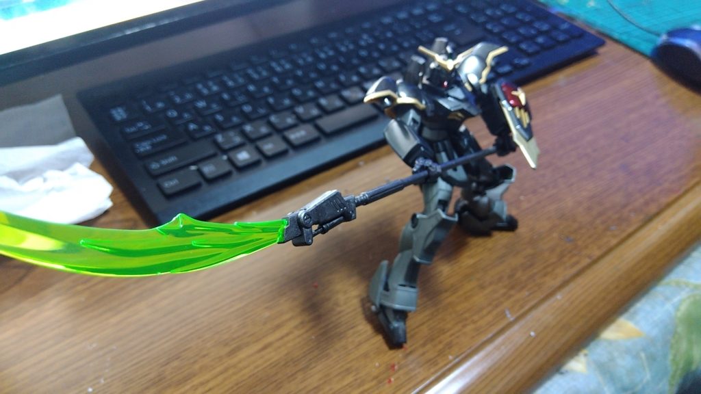 元よりデスサイズそのものが隠密主体なので、目立つ白をメタリックグレイに全部、塗ったんですよーついでに黒い部分は黒鉄と関節と武器は焼鉄なのです。ついでに、赤い部分は黒下地のマイカレッド。かっこええんよ。そしたら、思った異常にかっこいいけど、結局、黄色い部分をゴールドに塗装したので隠密としてはどうなんや?とか思ったけどかっこいいからええんや。しかし、デスサイズ、かっこいいし好きだからええんや。