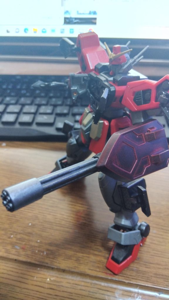 シールドの部分だけは、ブラック下地のマイカレッドをやってます。これで、ちょっと、他と材質が違う表現が出来たら、こっちの勝ち？