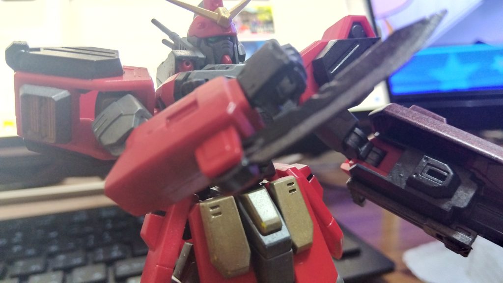 アーミーナイフは、もう加工しました。しかし、ウイングのガンダムって好きだけど、なんで、ああも武装が極端なんだか……ヘビーアームズでも、サーベルは一本くらいつけといても罰は当たらんだろ・……博士……