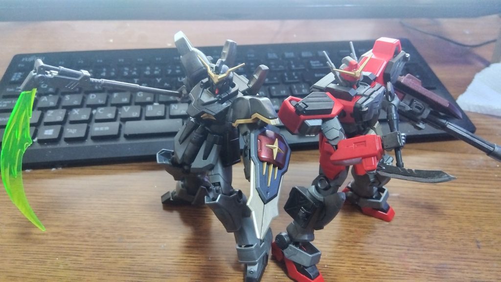 この前作った、デスサイズと２ショット。かっこええねん。なんか、マイトガインに出てくる飛龍みたいな、そういう色合いを完成した時に感じてしまったなんとやら。 そういや、あっちにも緑川さん、出てたな… しかし近接用の武器がアーミーナイフ一本って…