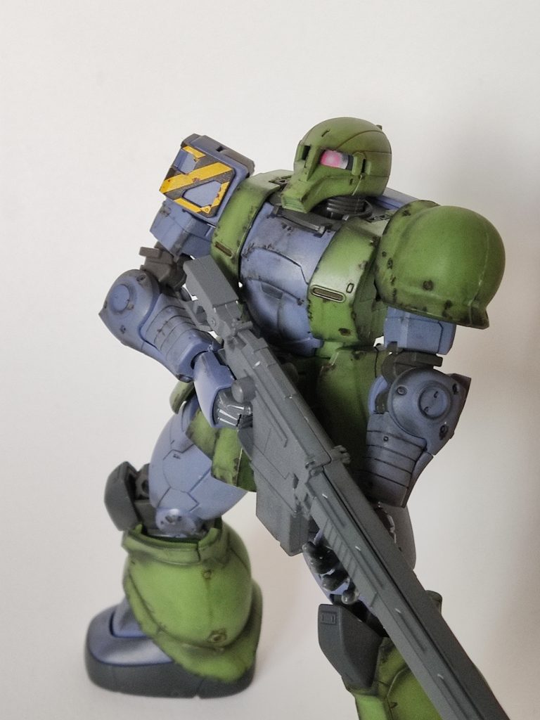 斜め上からガン飛ばし。肩の合わせ目が、悔しい。