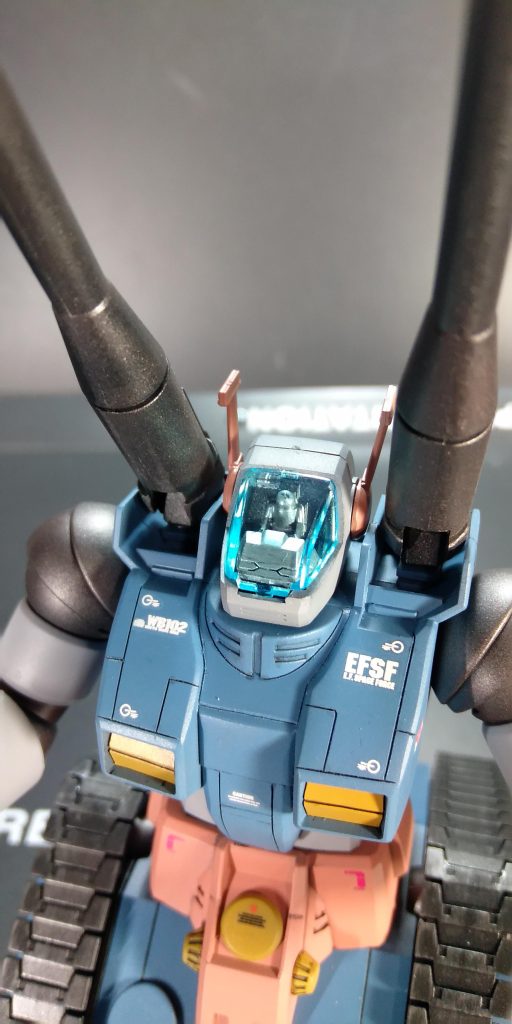 コクピット部分のパイロットは取り敢えずシルバーにて塗装、ガンタンクのコクピット部分だけは、パイロットが丸見えの陸上兵器としては有り得なく感じ、塗りつぶしたかったのですが、クリアーキャノピーを付けてみると可愛く感じたのでそのままで仕上げました。子供の頃遊んだゾイドを思い出しました。