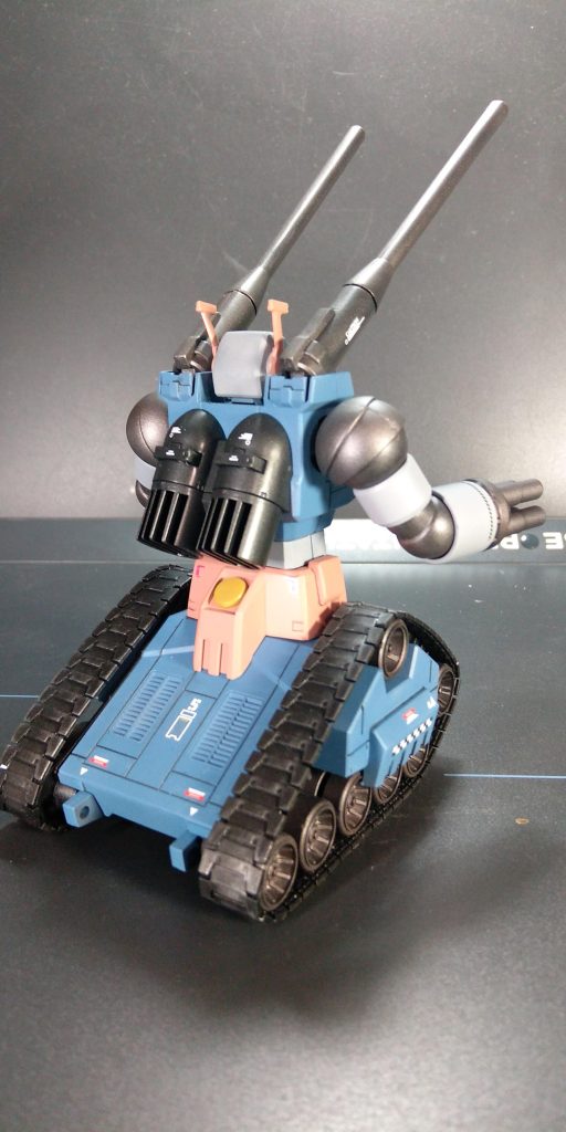 合わせ目消しも大急ぎで、接着剤が硬化する前に削り、失敗しています。キャタピラ部分は黒鉄色で塗装後にシルバーでドライブラシ仕上げにて作成しました。