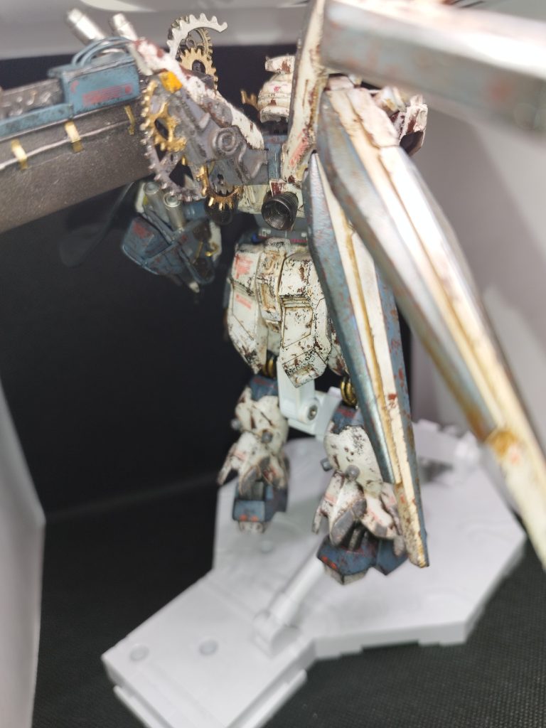 ご覧の通り所々に歯車が散りばめられています。これは我ながらカッコイイのではないかと思います！ちなみに、実はウォッシングも初めてです。今まではチッピングとスミ入れ、ウェザリングマスターで汚していました。冒頭できぃぃぃったねぇぇぇよクソがッッ！と言ってはいましたが、失敗作とは思って無いです。愛、あります。 