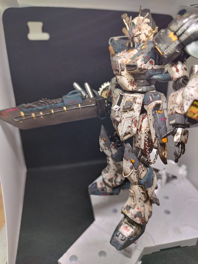 まずはこちらの完成時の1枚。今回は錆を表現してみたいということで初めて塩ケープ剥がしなるものに挑戦しました。青と白のパーツにのみケープ剥がしを施したのですが、初めはうまく塩をかけられず錆というより迷彩のようになっています。