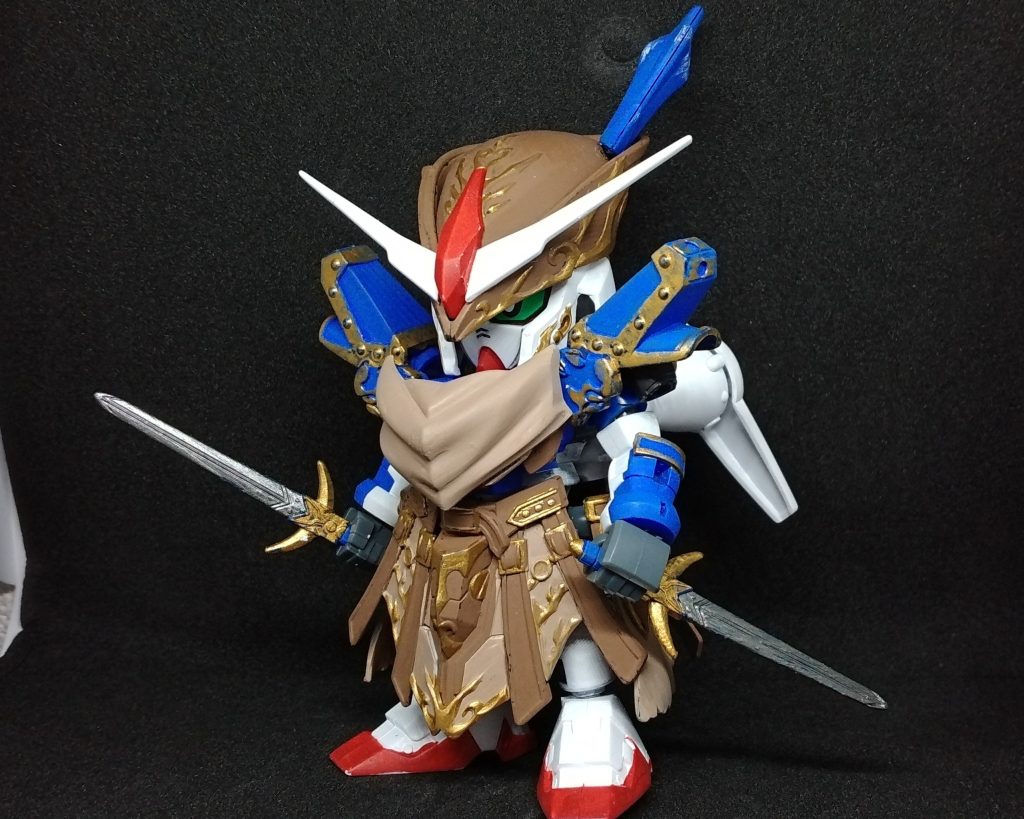 モチーフであるトルフィンが主人公であるマンガ「ヴィンランド・サガ(2023/1/9よりTV版二期放送開始)」のトルフィンの得意武器ナイフ二刀流と白龍頑駄無の双剣が上手い具合にマッチしているのでそのままギミックを流用しました。もっとも、成人後のトルフィンは武器を持ちませんがね。トルフィンはいつもベージュ?のマントを羽織っている印象があったので、マントを胸部分に残したり、腰周りにもベージュを使用したりしてみました。