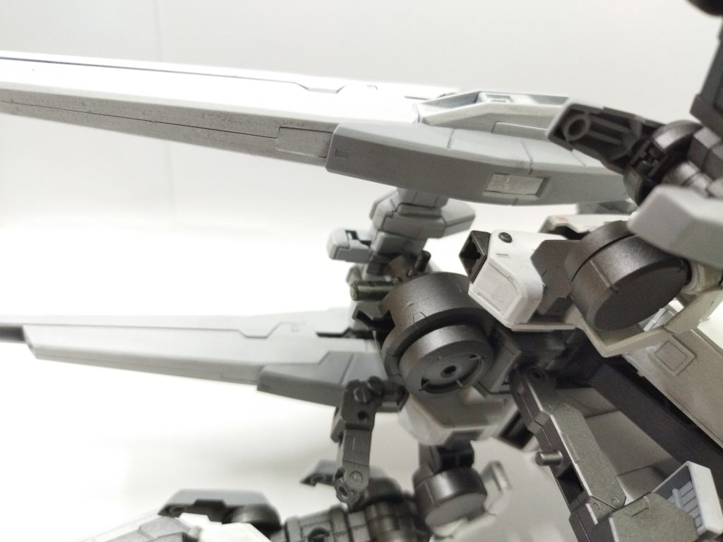 本体下部に搭載されたエイハブリアクター右側のアームを介してエイハブ粒子砲に粒子供給を行う。