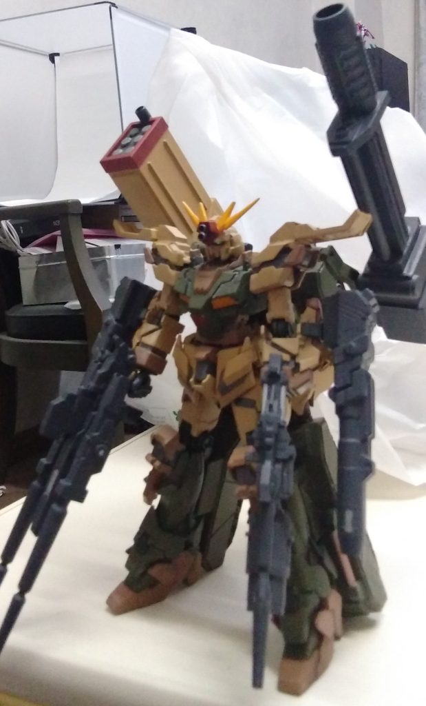 作品名：<p>去年から作っていたガンプラがようやく完成！ 撮影するぞと思ったその時、スマフォのメインカメラが壊れていることに気付く… たかがメインカメラがやられただけだっ！ などと言える状況にニヤけつつ、インカメラでの撮影に挑戦 この […]</p>