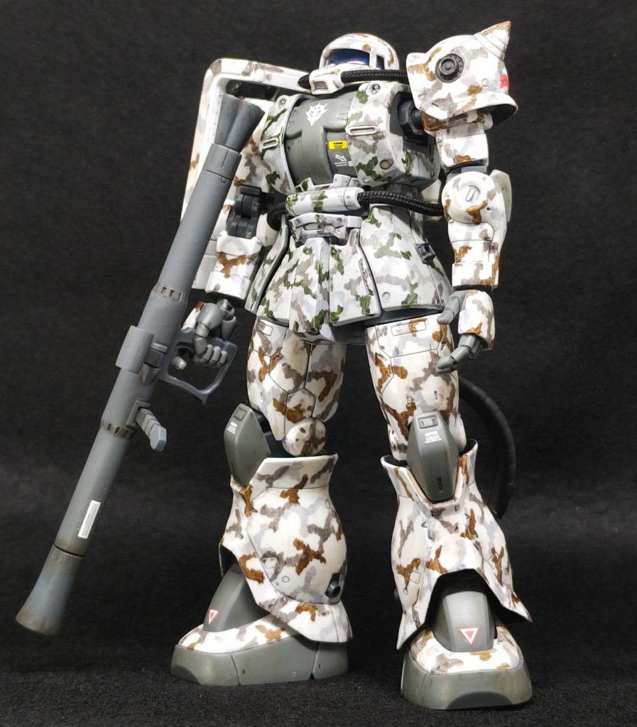 普通に色を塗るなら、成形色が何色だろうと一緒なわけで、せっかくの限定モデルをちょっと違う仕上がりに出来ないかと考えて、迷彩を施すことにしました。