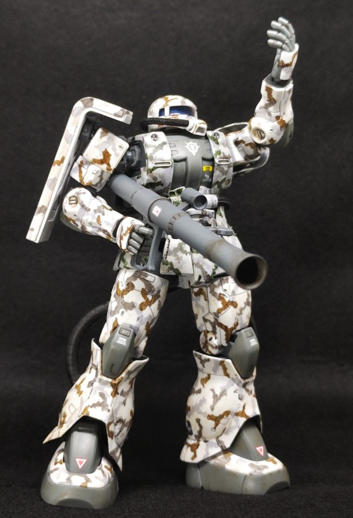 工作の方は基本的にストレート組みで、いくつかのパーツが選択できたので、敢えて設定は調べずに適当に組み合わせました。今回はフレームも塗装していないので、後ハメ工作はせず、瞬着カラーパテ(白とグレー)で合わせ目を消しました。完全には消えませんが、迷彩を書き込めば分かりません。左肩アーマーやふくらはぎのフレア等のフチは削り込んで薄くしましたが、これは精密感を出したいだけでなく、プラの厚みがそのまま出てるのが嫌だからです。だから脚のパイプが通る穴の断面も削り、逆に腰スカートはそのままです。