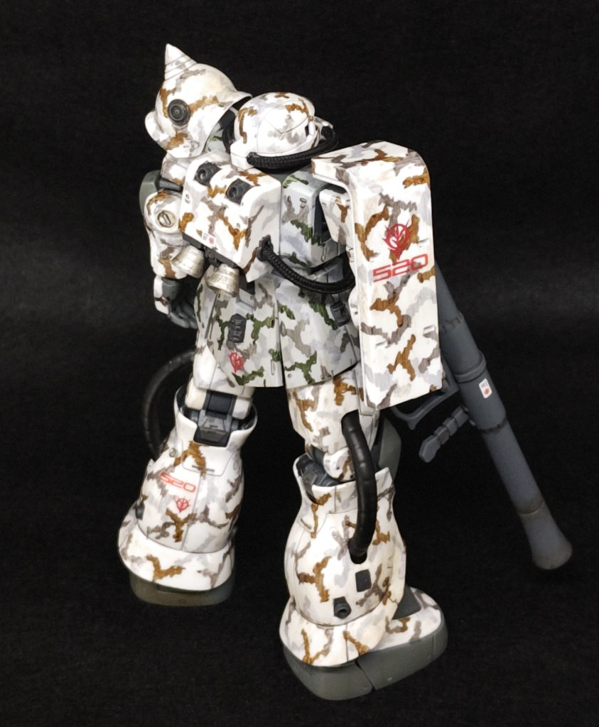 ようやくデカール、と思ったら迷彩の上に貼っても全然見えません。コーションはもちろん見えませんし、ジオンマークもナンバーもいくつか試しましたが、手持ちのデカールはさっぱり見えませんでした。マークは縁取りのあるもの、コーションは下地色があるものを迷彩用に用意しておくべきでした。あらかじめ全体をヤスリがけしたのは、ツルツルの面では触るだけでリアルタッチマーカーが落ちてしまうからですが、さすがに400番は粗すぎたようで、トップコートしても傷が目立ちますね。