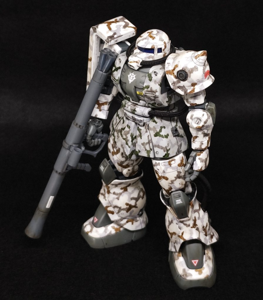 事前に全体を400番でヤスリがけしてから、リアルタッチマーカーで迷彩パターンを書き込んでいきました。グレー1、グレー2、ブラウン(胴体はグリーン)の順で書き込みます。細かく書き込めるのはペンの利点ですね。その後一旦クリアでコートし、墨入れしてデカール、と思ったんですが、迷彩に墨入れすると成形色の白が凄く浮いた感じに見えてきたので、デカールの前にリアルタッチマーカーのブラウンをフィルタリング風に全体に薄く伸ばしました。