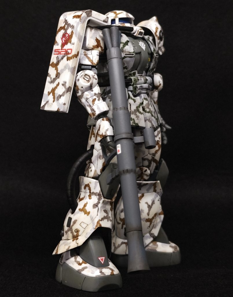 キットのバズーカは大きいので、旧HGUCのものを持たせています。このキットはマシンガンも大きいし、REVIVE版も武器が大きくなってますよね。武器が大きいと強そうに見えるのは分かるんですが、強そうに見せることだけが正解ではないと思うんですよね。特にザクの場合。