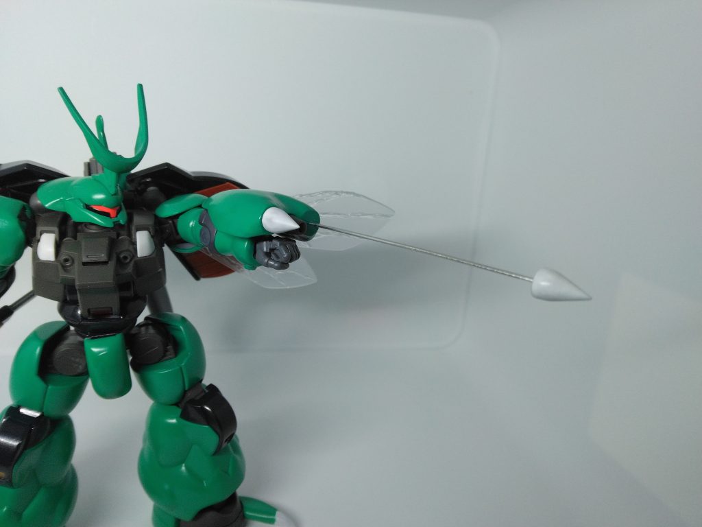 こちらも代名詞的な武装(と思っている)射出式クロー。穴付きのネオジム磁石で接続しているので、アルミ線で射出状態を表現できます。