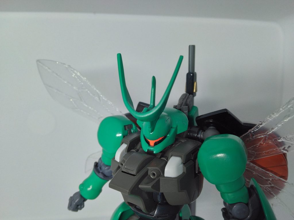 ブレードアンテナは、一般機用の物にラウダ機用の物を重ねました。肩は丸く小さく削りこみ、腕も丸くしたかったので、エルドラブルートからもらってきました。