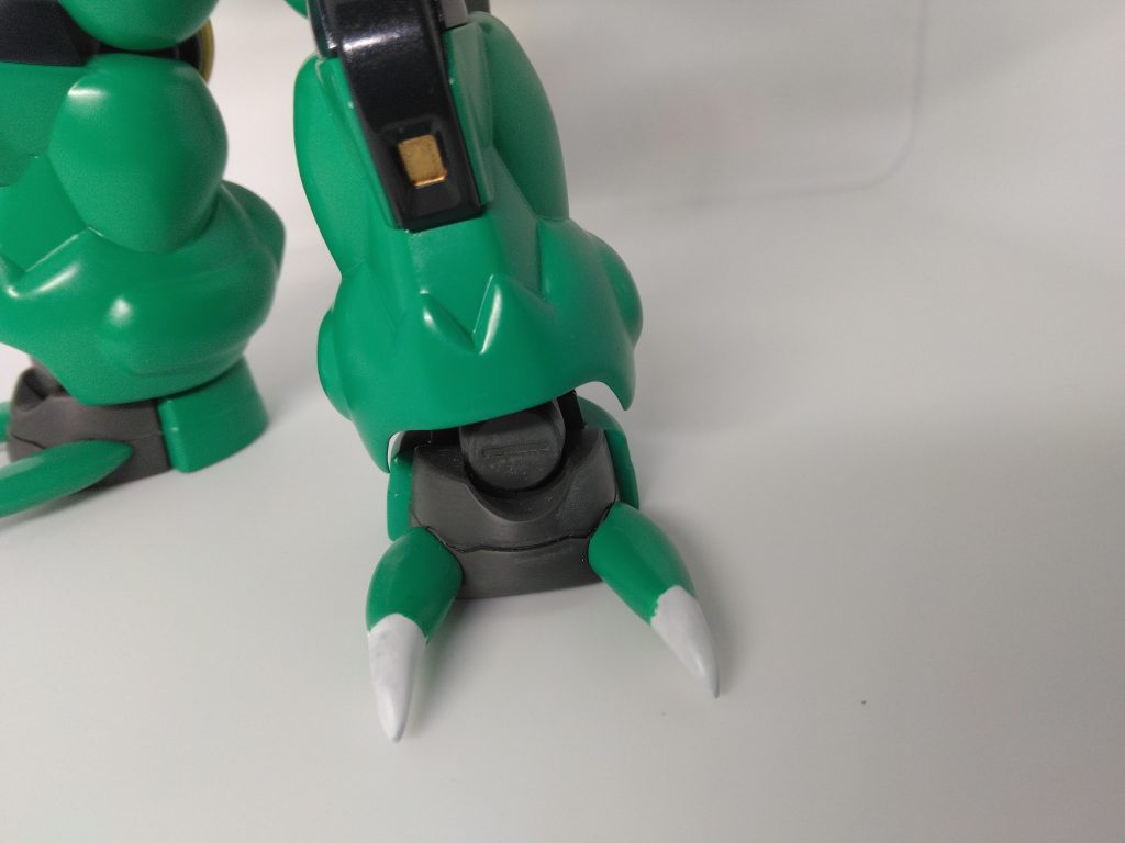 脚部は凹凸をなだらかにするように削ったり埋めたりしてます。小さいと評判の足には、鉤爪付きの指をつけました。この指とコンバーターだけでも、かなりそれっぽい見た目になります。