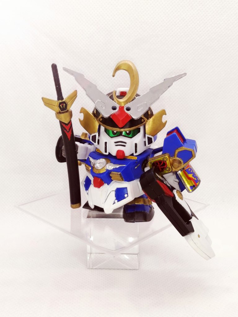 正面像。月の意匠が施された兜が特徴的です。設定では荒烈駆主と対になる存在で、鎧には月（ルナ）の玉を宿しているとのこと。今回ちょうど手頃な大きさのジュエルシールがあったので、それを貼ってみました。