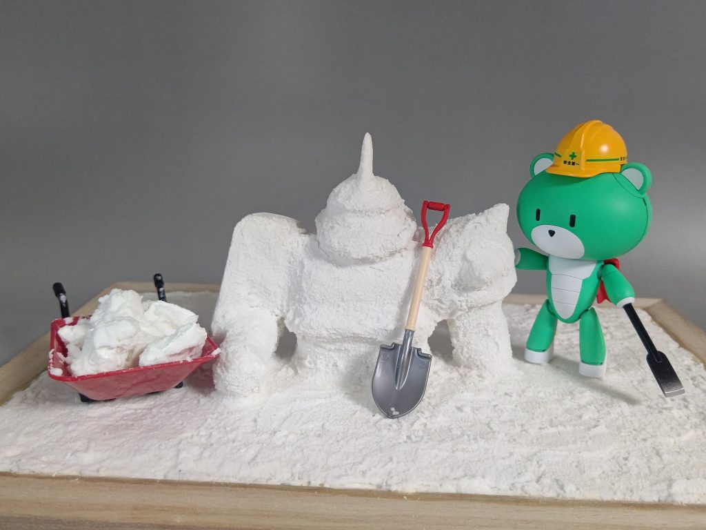 シャアザクの雪像は、旧キット 1/100 シャア専用ザクを使用しました。