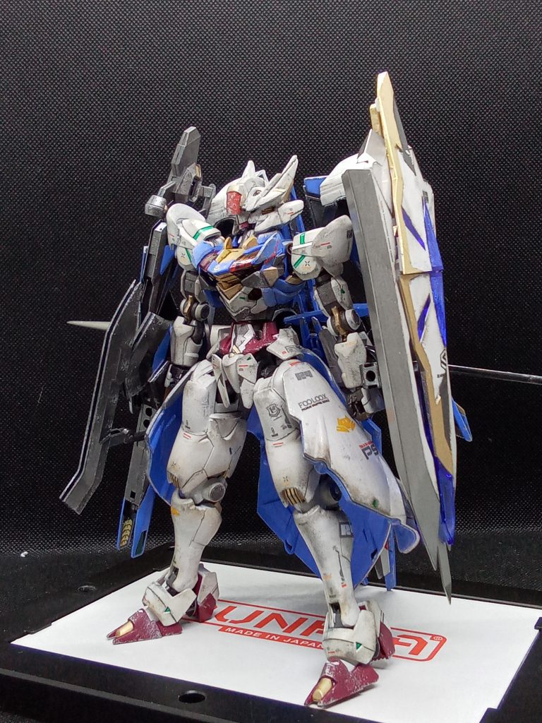 フル装備状態改造箇所・脚部を切断して1cm延長 ついでに脚部装甲のデザインを変更しました。脚は全体的に太くしてあります。・腰部をパテで1cm延長 ついでに胸部装甲のデザインを変更してあります・頭部のV字アンテナをオミット パテでシルエットを変更してあります。・肩装甲を大型化してあります