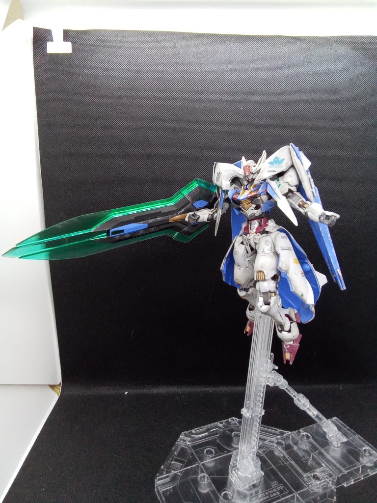 右手武器はライフル・ブラスター・大型ソードとして使用可能大きすぎて手で保持出来なかったので改造して腕部固定装備にしました分離させると中型ソード×2と小型アックス×2とライフルになります肩の追加装甲は稼働して肩を覆う感じで追加装甲になります